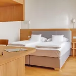 מלון Hotel Central 4*
